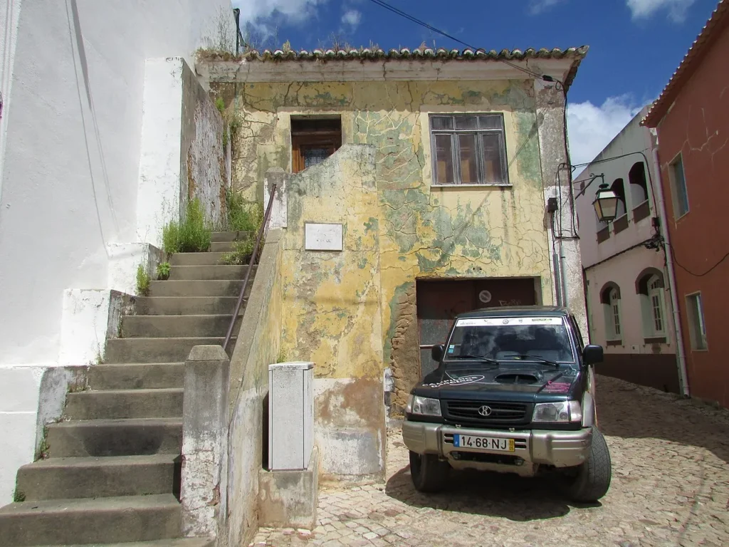Historic building with an exterior staircase on the corner of Rua da Porta de Loulé in Silves.