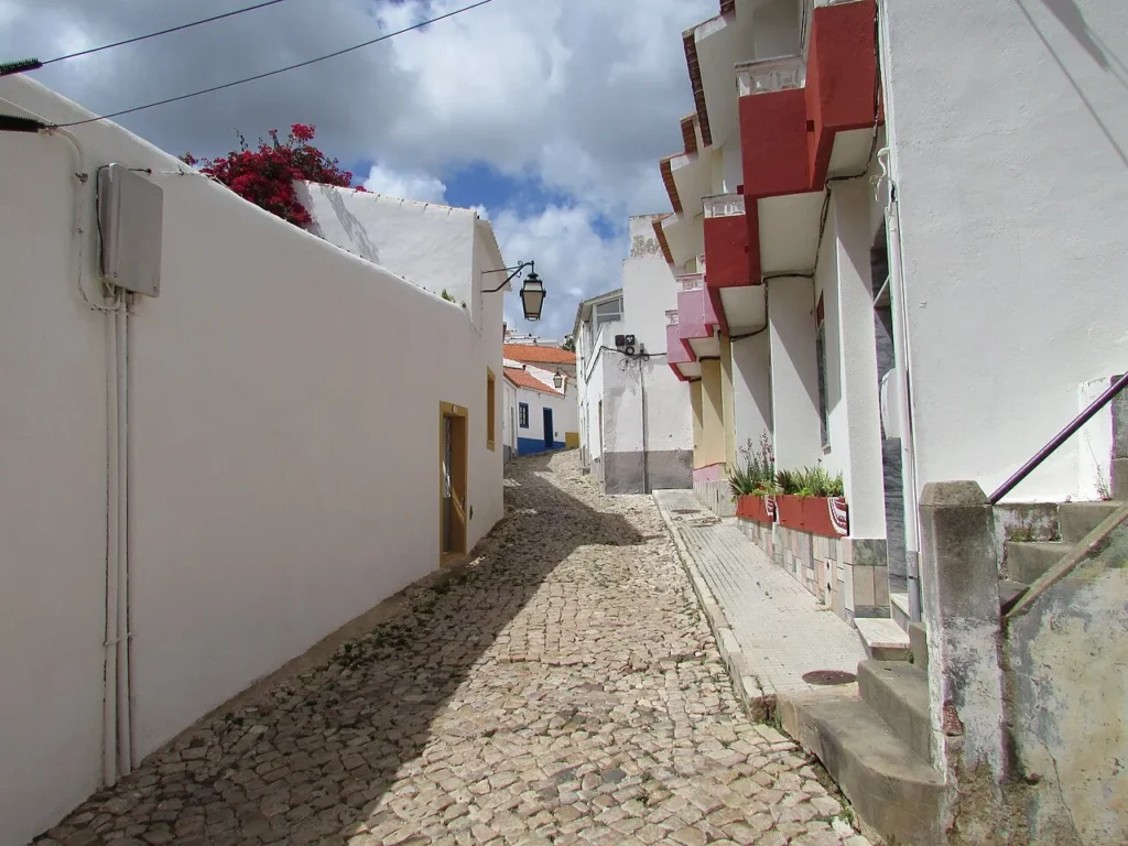Narrow street in Silves viewed along Travessa das Portas de Loulé.