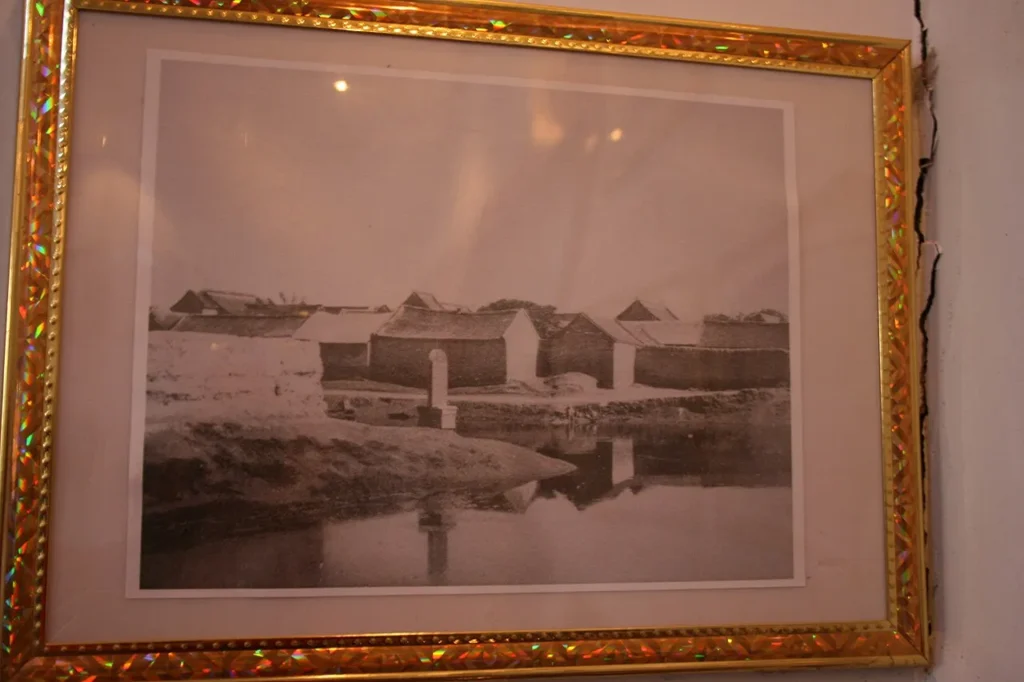 Museum exhibit showing a historic image of the Kaifeng Synagogue dated 1910.