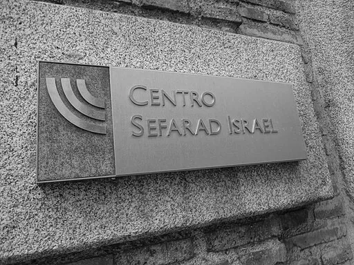 Plaque reading “Centro Sefarad-Israel” on the exterior wall of the institution’s headquarters in Madrid.