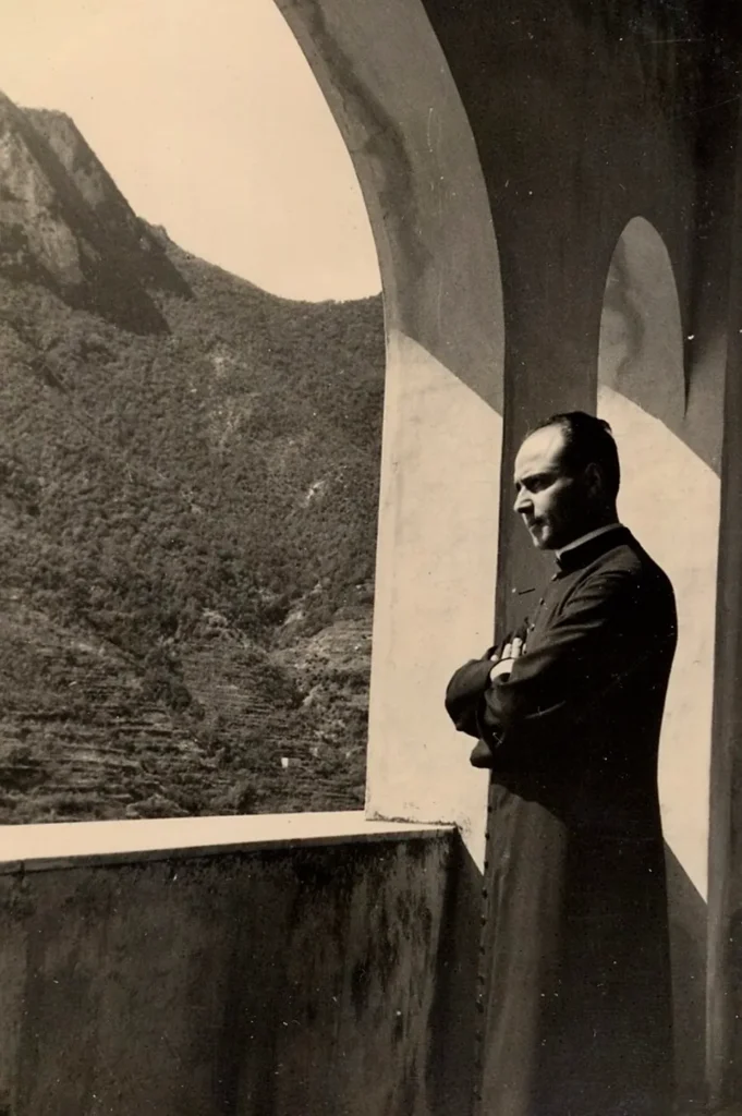 Black-and-white portrait of Joaquim Carreira in clerical dress, photographed in 1942.