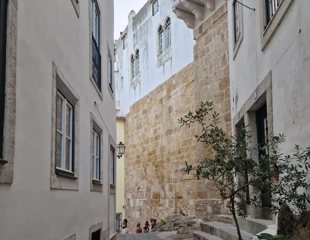 Rua da Judiaria in Alfama, Lisbon.