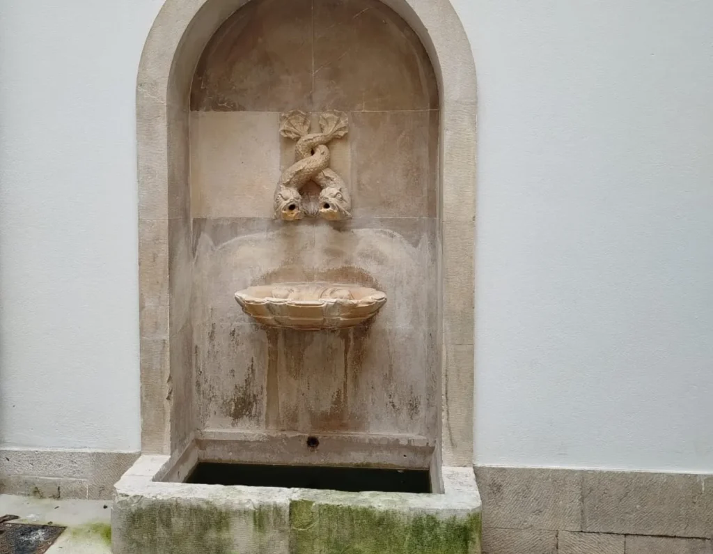 Rua da Judiaria in Alfama, Lisbon.