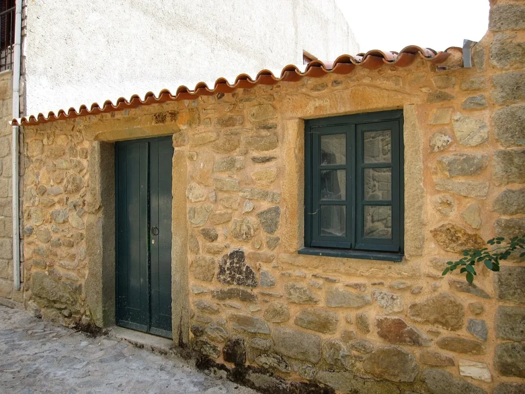 Sixteenth-century houses on Rua da Cadeia in Castelo Rodrigo.