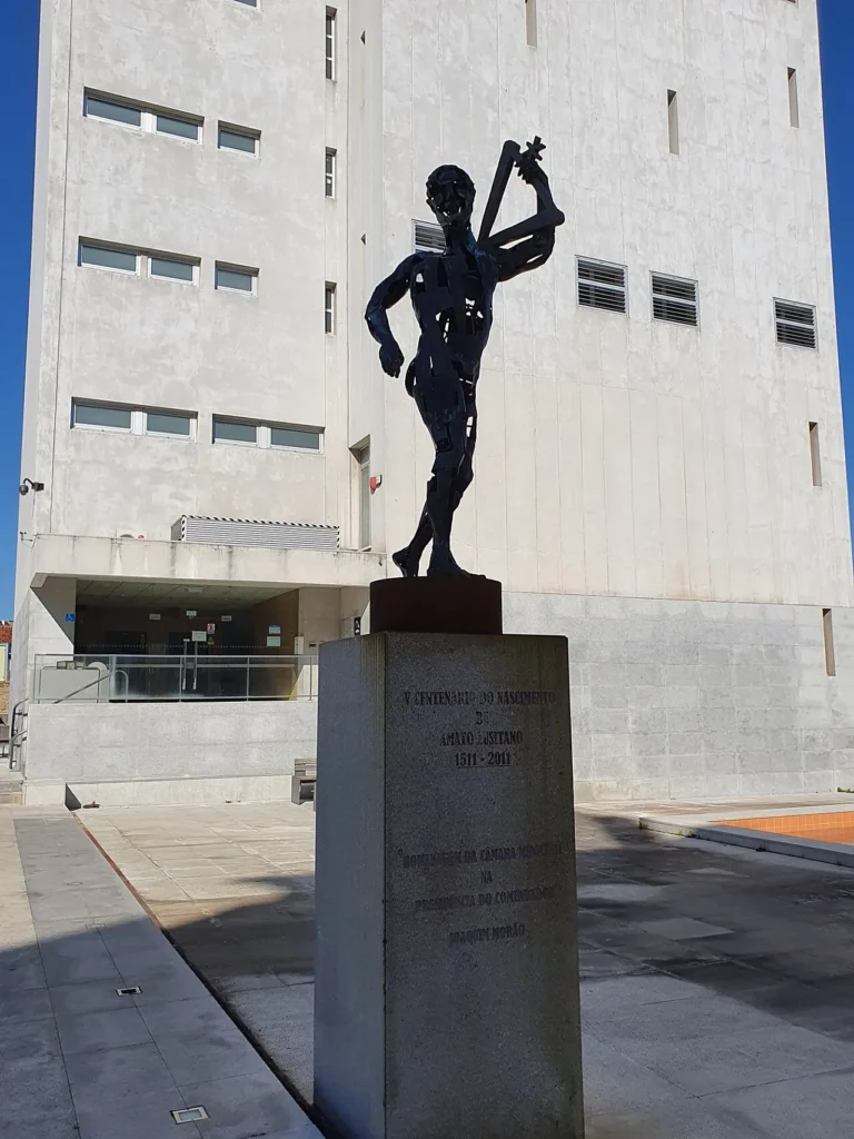 Sculptural figure of the Diáspora memorial.
