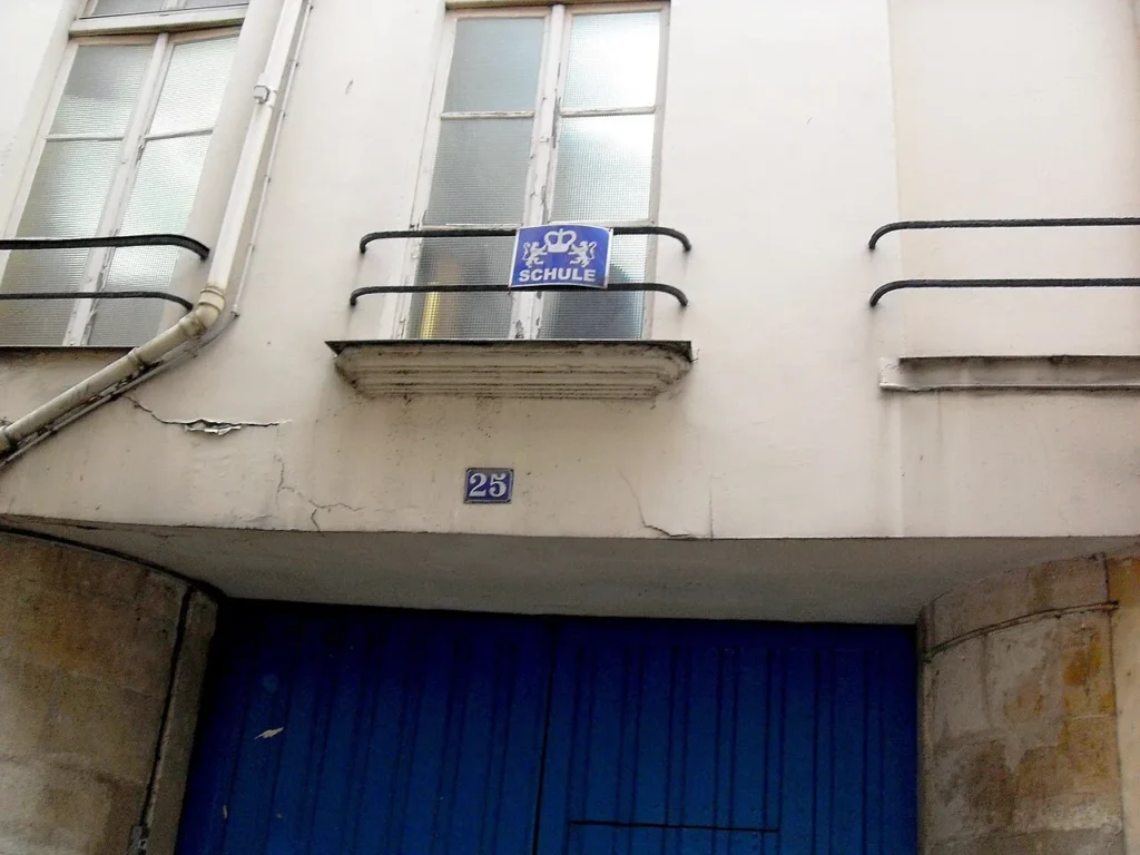 Synagogue sign at 25 rue des Rosiers.