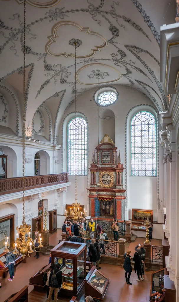 Interior architectural view of the Klausen Synagogue.