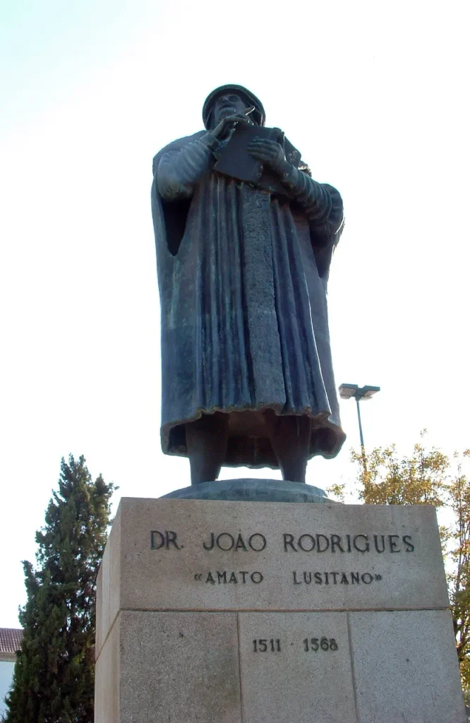Bronze statue of Amato Lusitano holding an open book.
